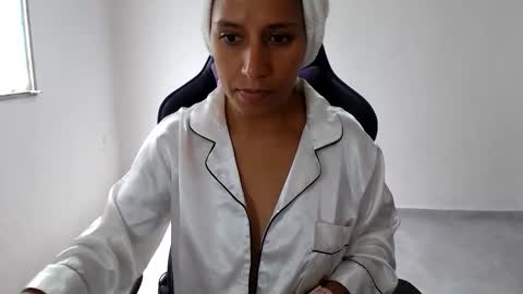 Snapshot of angelitaa_hot chatting on 05-24-26, 02:22 angela online show from 05-24-26, 02:22