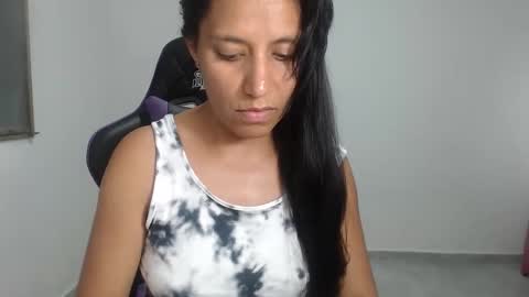 Snapshot of angelitaa_hot chatting on 05-31-26, 12:19 angela online show from 05-31-26, 12:19