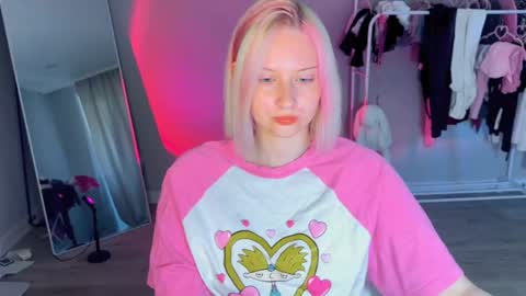 Snapshot of angellisss chatting on 05-31-26, 10:11 Cutie online show from 05-31-26, 10:11