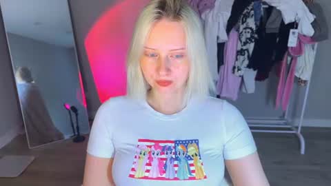 Snapshot of angellisss chatting on 06-28-26, 11:16 Cutie online show from 06-28-26, 11:16