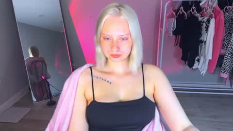 Snapshot of angellisss chatting on 07-09-26, 03:49 Cutie online show from 07-09-26, 03:49