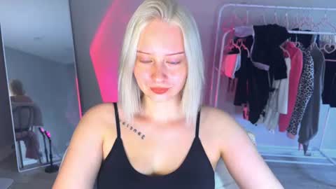 Snapshot of angellisss chatting on 07-10-26, 11:24 Cutie online show from 07-10-26, 11:24