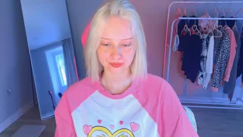 Snapshot of angellisss chatting on 07-14-26, 10:21 Cutie online show from 07-14-26, 10:21