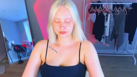 Snapshot of angellisss chatting on 07-16-26, 11:27 Cutie online show from 07-16-26, 11:27