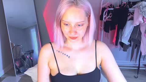 Snapshot of angellisss chatting on 07-29-26, 12:03 Cutie online show from 07-29-26, 12:03