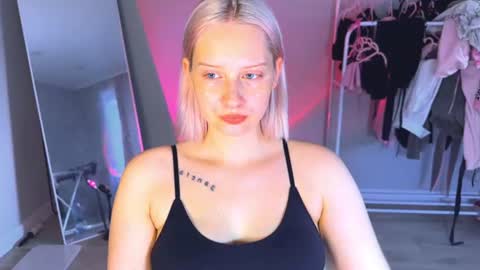 Snapshot of angellisss chatting on 07-30-26, 11:31 Cutie online show from 07-30-26, 11:31