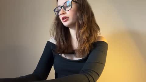 Snapshot of angelwhisper56 chatting on 10-09-25, 01:09 Lisa online show from 10-09-25, 01:09