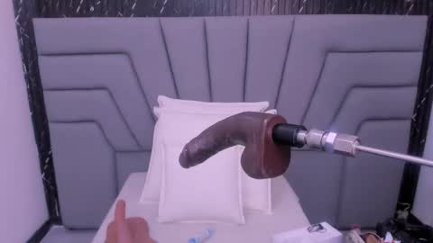 A N G I E.  online show from 09-18-25, 10:23