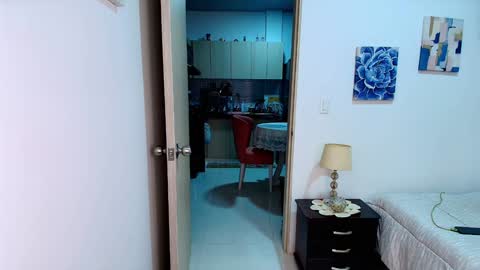 laura  online show from 11-20-25, 01:28