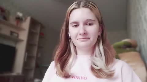 Snapshot of annabroun chatting on 10-30-25, 12:50 Aliia online show from 10-30-25, 12:50