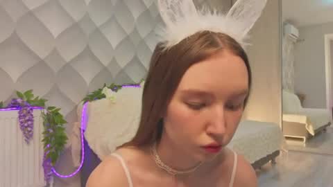 Snapshot of annamarie_foryou chatting on 05-16-26, 07:01 Holly Molly Im Polly online show from 05-16-26, 07:01