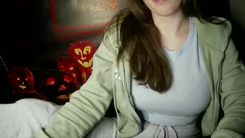 Snapshot of annbelll chatting on 10-22-25, 05:34 Bella online show from 10-22-25, 05:34