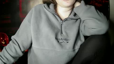 Snapshot of annbelll chatting on 10-28-25, 03:04 Bella online show from 10-28-25, 03:04