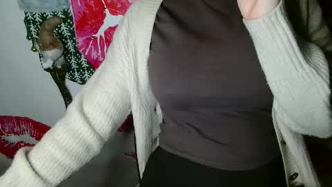 Snapshot of annbelll chatting on 11-10-25, 06:18 Bella online show from 11-10-25, 06:18