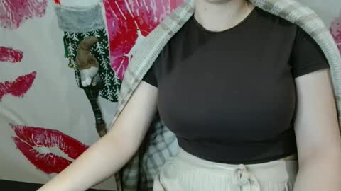 Snapshot of annbelll chatting on 11-11-25, 06:08 Bella online show from 11-11-25, 06:08