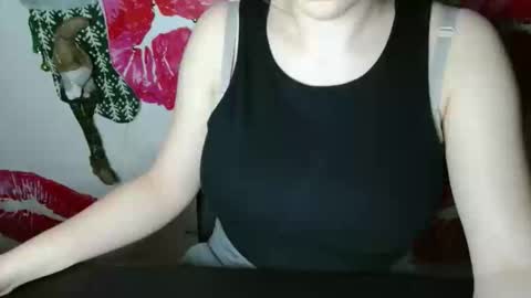 Snapshot of annbelll chatting on 11-18-25, 07:07 Bella online show from 11-18-25, 07:07