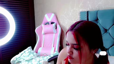 Snapshot of anne_julienne chatting on 01-14-25, 12:00       online show from 01-14-25, 12:00