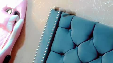 Snapshot of anne_julienne chatting on 10-02-25, 01:12       online show from 10-02-25, 01:12