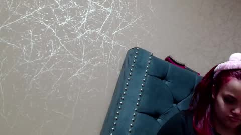 Snapshot of anne_julienne chatting on 10-17-25, 01:53       online show from 10-17-25, 01:53