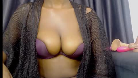 Snapshot of anne_xxxx chatting on 10-11-25, 09:35 ann online show from 10-11-25, 09:35