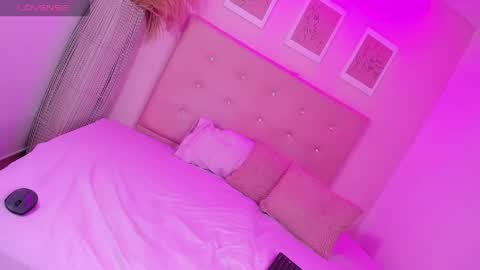 annie_dolce_ online show from 04-22-26, 10:11