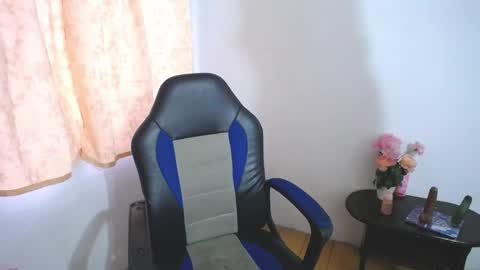 Snapshot of annie_doll1 chatting on 10-08-25, 10:18 Annie3 online show from 10-08-25, 10:18