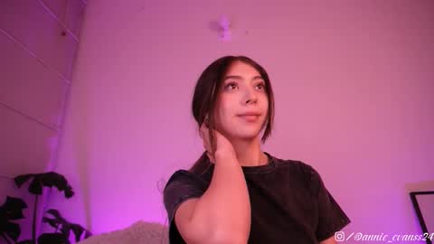 Snapshot of annie_evans24 chatting on 02-27-25, 05:02 Annie Evans online show from 02-27-25, 05:02