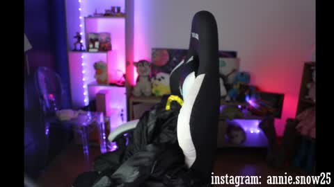 Snapshot of annie_snow_ chatting on 12-03-24, 11:46 JEANNE no olvides seguirme dont forget follow me  uu online show from 12-03-24, 11:46