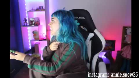 Snapshot of annie_snow_ chatting on 12-17-24, 02:01 JEANNE no olvides seguirme dont forget follow me  uu online show from 12-17-24, 02:01