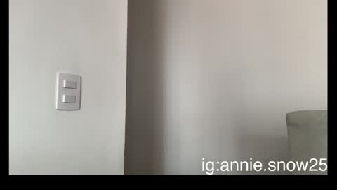 Snapshot of annie_snow_ chatting on 02-05-25, 07:53 JEANNE no olvides seguirme dont forget follow me  uu online show from 02-05-25, 07:53