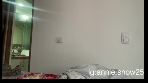 Snapshot of annie_snow_ chatting on 02-13-25, 05:22 JEANNE no olvides seguirme dont forget follow me  uu online show from 02-13-25, 05:22