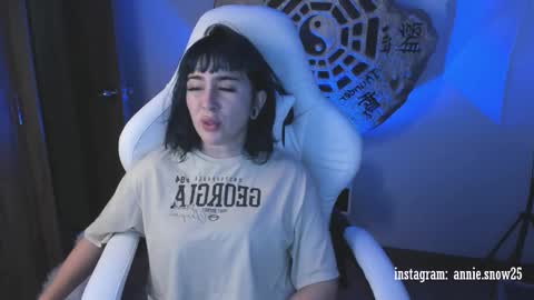 Snapshot of annie_snow_ chatting on 02-16-25, 12:08 JEANNE no olvides seguirme dont forget follow me  uu online show from 02-16-25, 12:08