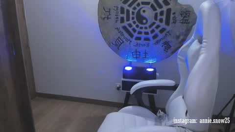 Snapshot of annie_snow_ chatting on 02-18-25, 12:15 JEANNE no olvides seguirme dont forget follow me  uu online show from 02-18-25, 12:15