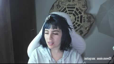Snapshot of annie_snow_ chatting on 02-20-25, 12:30 JEANNE no olvides seguirme dont forget follow me  uu online show from 02-20-25, 12:30