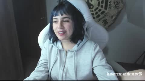 Snapshot of annie_snow_ chatting on 02-20-25, 03:34 JEANNE no olvides seguirme dont forget follow me  uu online show from 02-20-25, 03:34