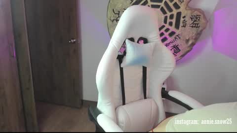 Snapshot of annie_snow_ chatting on 02-21-25, 10:26 JEANNE no olvides seguirme dont forget follow me  uu online show from 02-21-25, 10:26