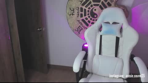 Snapshot of annie_snow_ chatting on 02-22-25, 04:40 JEANNE no olvides seguirme dont forget follow me  uu online show from 02-22-25, 04:40