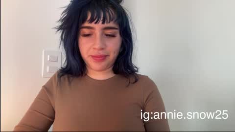 Snapshot of annie_snow_ chatting on 02-28-25, 09:33 JEANNE no olvides seguirme dont forget follow me  uu online show from 02-28-25, 09:33