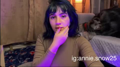 Snapshot of annie_snow_ chatting on 03-01-25, 12:39 JEANNE no olvides seguirme dont forget follow me  uu online show from 03-01-25, 12:39