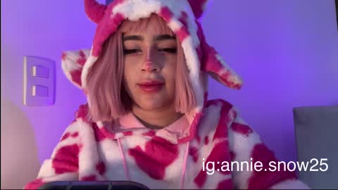 Snapshot of annie_snow_ chatting on 03-04-25, 07:54 JEANNE no olvides seguirme dont forget follow me  uu online show from 03-04-25, 07:54