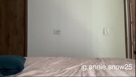 Snapshot of annie_snow_ chatting on 03-06-25, 07:21 JEANNE no olvides seguirme dont forget follow me  uu online show from 03-06-25, 07:21