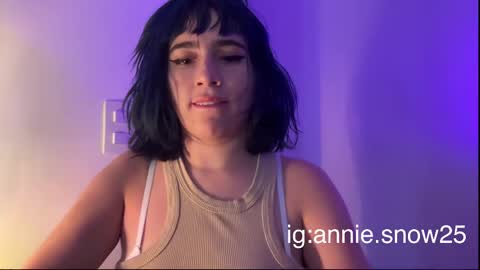 Snapshot of annie_snow_ chatting on 03-06-25, 10:26 JEANNE no olvides seguirme dont forget follow me  uu online show from 03-06-25, 10:26
