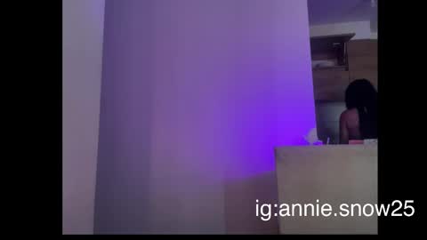 Snapshot of annie_snow_ chatting on 03-11-25, 07:25 JEANNE no olvides seguirme dont forget follow me  uu online show from 03-11-25, 07:25