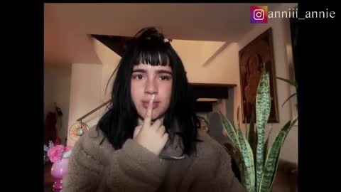 Snapshot of annie_snow_ chatting on 09-23-25, 11:13 JEANNE no olvides seguirme dont forget follow me  uu online show from 09-23-25, 11:13