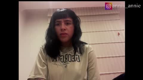 Snapshot of annie_snow_ chatting on 10-02-25, 02:40 JEANNE no olvides seguirme dont forget follow me  uu online show from 10-02-25, 02:40