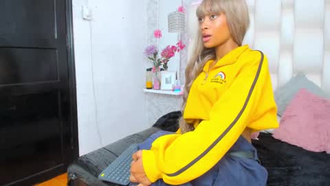 Snapshot of anniee_love_ chatting on 03-03-25, 06:22 Anto online show from 03-03-25, 06:22