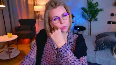 Snapshot of annielight chatting on 04-25-26, 01:41 Annie online show from 04-25-26, 01:41