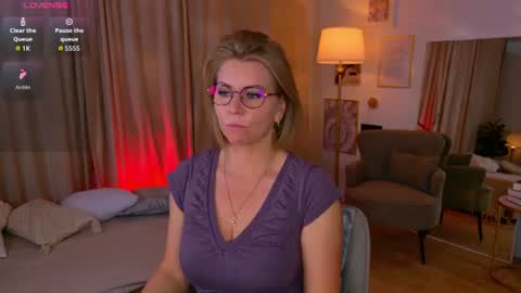 Snapshot of annielight chatting on 06-12-26, 08:46 Annie online show from 06-12-26, 08:46