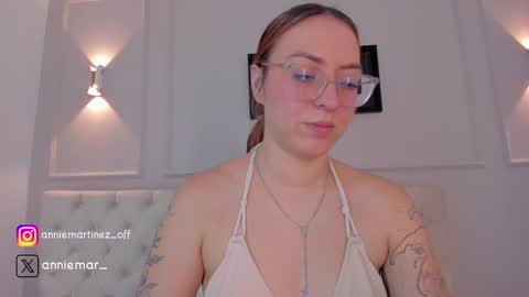 Snapshot of anniemartinezz chatting on 01-23-25, 06:03 Annie online show from 01-23-25, 06:03