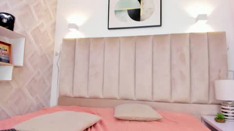 Annie Queen online show from 11-30-25, 03:54